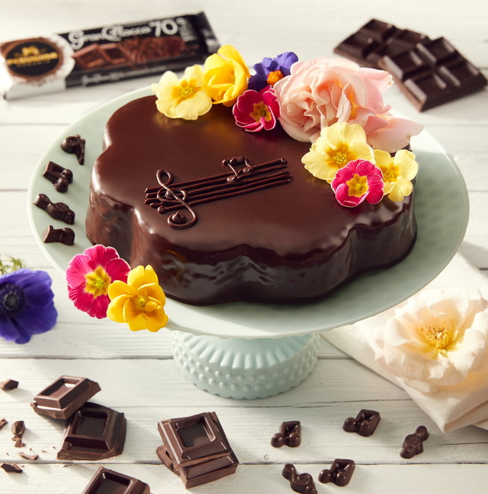 I maestri cioccolatieri omaggiano la musica italiana con una torta dalle note floreali I maestri cioccolatieri omaggiano la musica italiana con una torta dalle note floreali