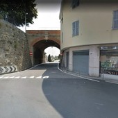 Pedoni a rischio nella galleria tra via Galilei e via Alighieri: cittadino denuncia anni di degrado e incuria