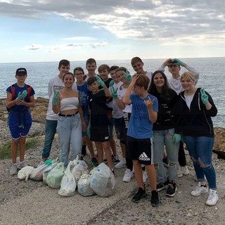 Sanremo: che bravi i ragazzi della 3ª C della 'Pascoli', invece di manifestare hanno passato la mattinata a pulire la città (Foto)