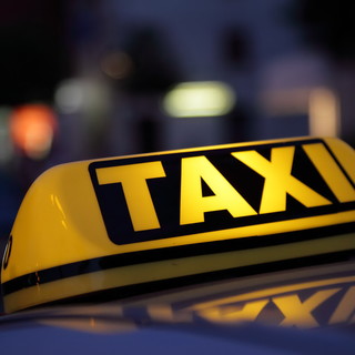 In arrivo 2 milioni per il 'voucher taxi'. Toti: "Sosteniamo la categoria e la mobilità delle fasce deboli"
