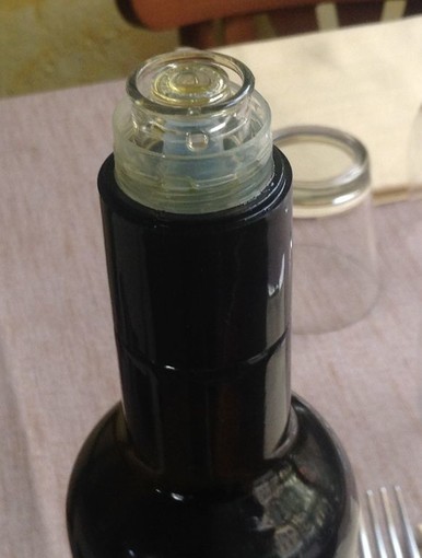 Sanremo: bottiglie d'olio 'antirabbocco' anche nei ristoranti della città. Ormai introvabili le oliere tradizionali Sanremo: bottiglie d'olio 'antirabbocco' anche nei ristoranti della città. Ormai introvabili le oliere tradizionali