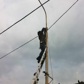 Discarica a cielo aperto in via Periane: i residenti comprano una telecamere, installata oggi