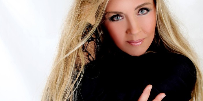 In & Out: da Helsinki a Sanremo, la storia di Tarja Virmakari tra musica rock, metal e una vita senza orologio In & Out: da Helsinki a Sanremo, la storia di Tarja Virmakari tra musica rock, metal e una vita senza orologio