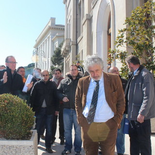 I rappresentanti sindacali e l'ing. Beppe Enrico (vestito di marrone)