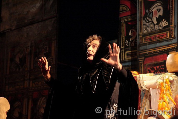 Apricale: 1.200 spettatori a sera per lo spettacolo del Teatro della Tosse al Castello Apricale: 1.200 spettatori a sera per lo spettacolo del Teatro della Tosse al Castello