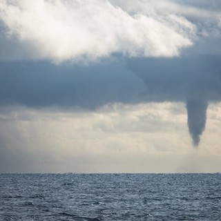 Costa Azzurra: tromba marina di fronte alla Costa Azzurra, le foto scattate da Tristan Bergen