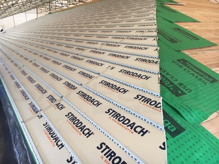 L'installazione dei pannelli solari sul tetto della scuola di Coldirodi