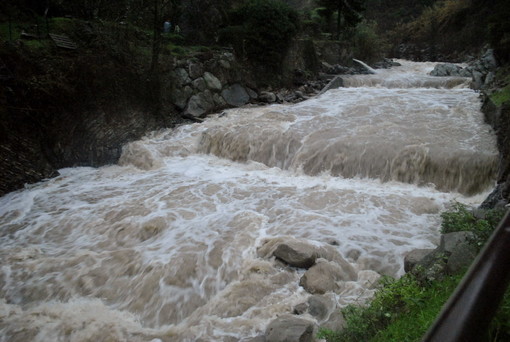 Ceriana: le foto di un lettore del torrente Armea in piena dopo le piogge torrenziali