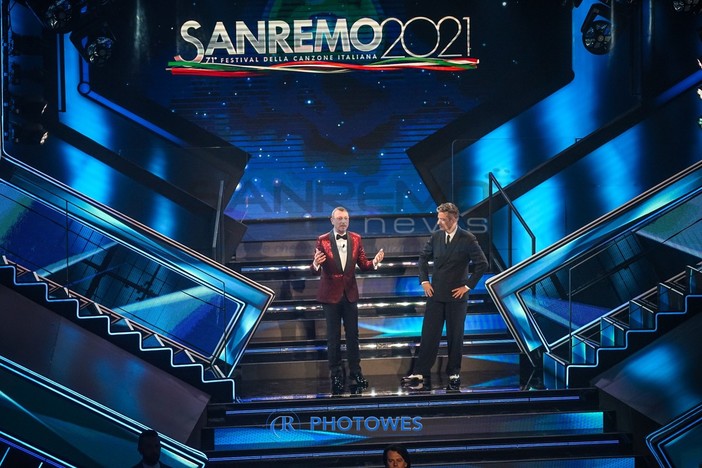 Amadeus e Fiorello sul palco dell'Ariston Amadeus e Fiorello sul palco dell'Ariston