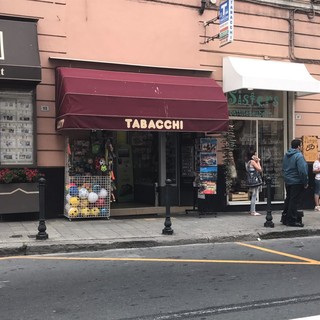 Lo scippo è avvenuto sul marciapiedi di fronte ad alcuni esercizi commerciali