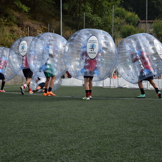 “Bubble soccer” dove il calcio diventa un flipper umano: grande successo per il primo torneo a Soldano, ecco le immagini