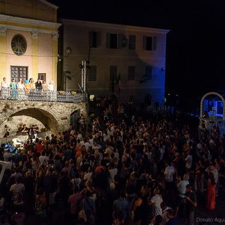 Apricale: dal 5 al 15 il 'Teatro della Tosse' con ‘E le stelle stanno a guardare’ e ‘Un milione di scatole cinesi’ Apricale: dal 5 al 15 il 'Teatro della Tosse' con ‘E le stelle stanno a guardare’ e ‘Un milione di scatole cinesi’