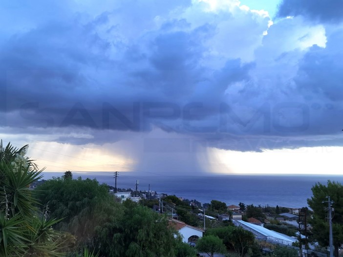 Maltempo: prolungata fino alle 24 l'allerta gialla per temporali sulla provincia, probabili fenomeni molto localizzati e difficili da prevedere Maltempo: prolungata fino alle 24 l'allerta gialla per temporali sulla provincia, probabili fenomeni molto localizzati e difficili da prevedere