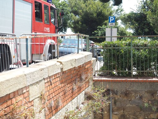 Sanremo: crolla una pietra dal cornicione della galleria don Orione. Chiusa la strada e blocco del traffico (Foto e Video)