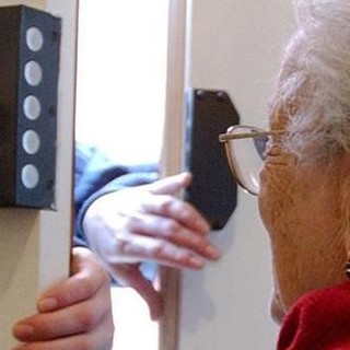 Attenzione alle truffe dei 'falsi corrieri dei medicinali': ci sono malviventi che si propongono soprattutto agli anziani Attenzione alle truffe dei 'falsi corrieri dei medicinali': ci sono malviventi che si propongono soprattutto agli anziani