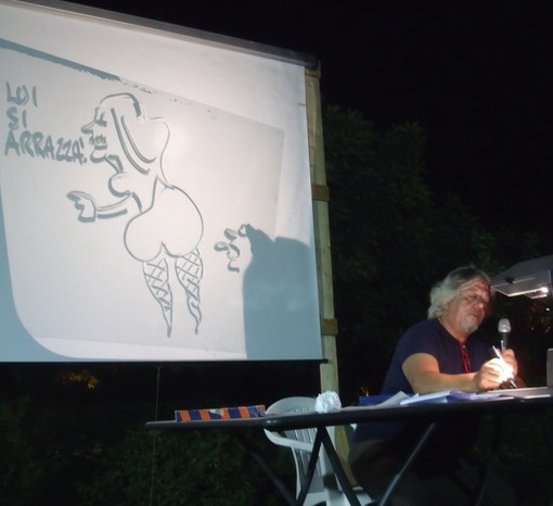 Grande successo ieri sera a Marina degli Aregai per lo spettacolo di Tiziano Riverso Grande successo ieri sera a Marina degli Aregai per lo spettacolo di Tiziano Riverso