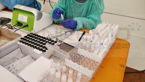 Il punto tamponi all'esterno dell'Ariston