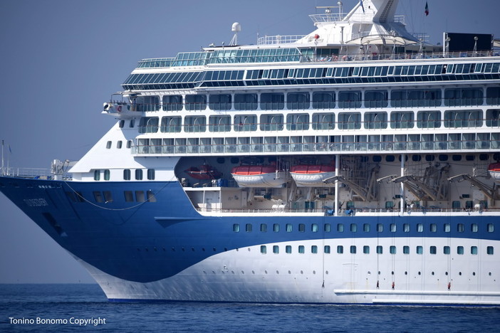 Sanremo: oggi in rada la nave da crociera 'Tui Discovery', le foto scattate da Tonino Bonomo