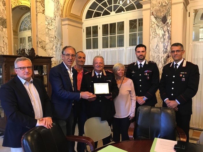 La consegna della targa in Comune