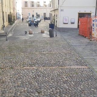 Sanremo. dopo l'articolo di oggi tagliate le erbacce sulla pavimentazione di piazza Cassini (Foto)
