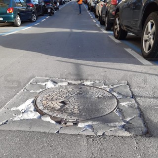 Sanremo: tombini a rischio cedimento in via Nino Bixio, strada chiusa e intervento in corso (Foto)