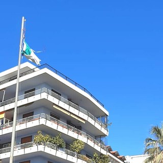 Ciò che resta del tricolore che sventolava sopra il piazzale 'Guardia Costiera' Ciò che resta del tricolore che sventolava sopra il piazzale 'Guardia Costiera'