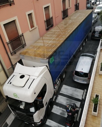 Sanremo: grosso Tir imbocca erroneamente corso Inglesi e rischia di rimanere incastrato (Foto) Sanremo: grosso Tir imbocca erroneamente corso Inglesi e rischia di rimanere incastrato (Foto)