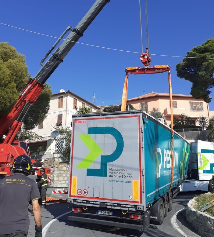 Sanremo: riaperta poco prima delle 13 via Val D'Olivi bloccata stamattina da un mezzo pesante (Foto e Video) Sanremo: riaperta poco prima delle 13 via Val D'Olivi bloccata stamattina da un mezzo pesante (Foto e Video)