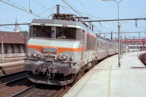 Ventimiglia: treni bloccati per incendio a La Mortola Ventimiglia: treni bloccati per incendio a La Mortola