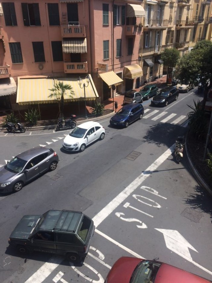 Ventimiglia: saldi, strade chiuse e migranti al Forte dell'Annunziata bloccano la città, traffico paralizzato Ventimiglia: saldi, strade chiuse e migranti al Forte dell'Annunziata bloccano la città, traffico paralizzato