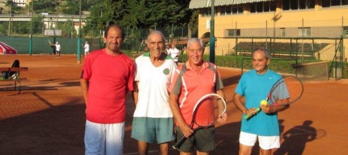 Nella foto da destra il Presidente del Circolo Francesco Marcianò, il veterano Alessandro Capone,il socio onorario (dal 1995) Eduardo Raneri ed il turista napoletano Lorenzo Nella foto da destra il Presidente del Circolo Francesco Marcianò, il veterano Alessandro Capone,il socio onorario (dal 1995) Eduardo Raneri ed il turista napoletano Lorenzo