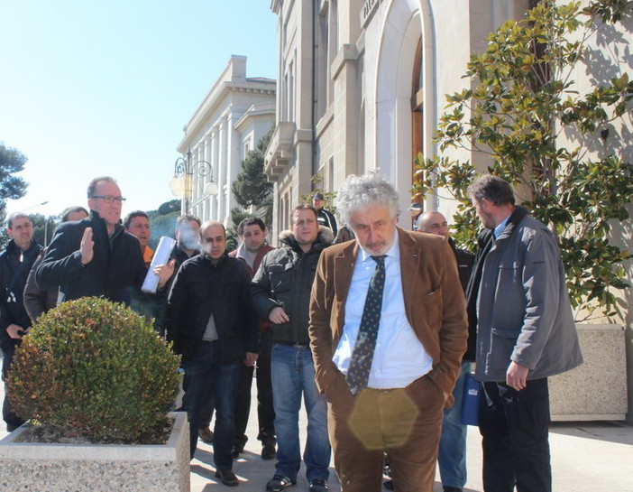 I rappresentanti sindacali e l'ing. Beppe Enrico (vestito di marrone)