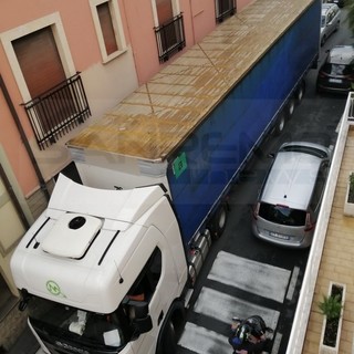 Sanremo: grosso Tir imbocca erroneamente corso Inglesi e rischia di rimanere incastrato (Foto) Sanremo: grosso Tir imbocca erroneamente corso Inglesi e rischia di rimanere incastrato (Foto)