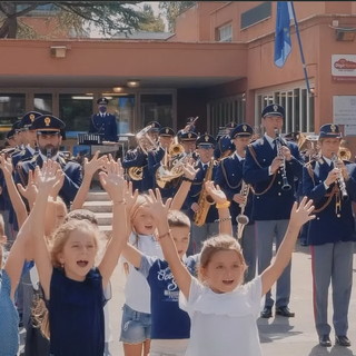 E' suonata la campanella: l'accompagnamento è arrivato dalle note di 'Torneremo a scuola' con la Banda musicale della Polizia (Video)