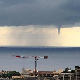 Maltempo in Costa Azzurra: le foto delle trombe marine al largo di Nizza e Montecarlo