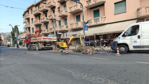 Sanremo: lavori nella zona della Foce e lunghe code per un semaforo, lamentele degli automobilisti (Foto) Sanremo: lavori nella zona della Foce e lunghe code per un semaforo, lamentele degli automobilisti (Foto)