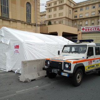 Sistemata la tenda pre-triage di fronte al pronto soccorso di Sanremo, domani un'altra a Imperia (Foto)