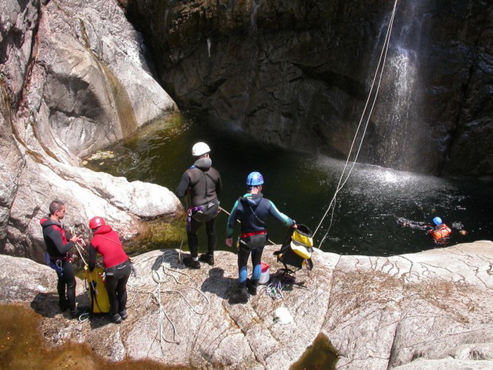 Al via il 1° corso di 'Torrentismo' a cura di Cai, Speleo Sanremo, Scuola e Associazione 'Canyoning' Al via il 1° corso di 'Torrentismo' a cura di Cai, Speleo Sanremo, Scuola e Associazione 'Canyoning'