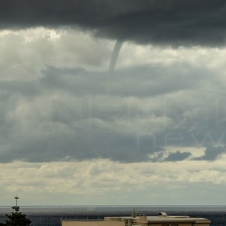 Tromba marina si muove davanti alla costa di Sanremo: le immagini del fenomeno atmosferico