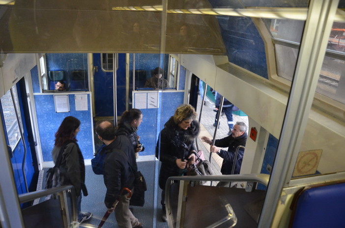 Genova: crollo del ponte sul Polcevera, programmati treni aggiuntivi tra Voltri e Brignole Genova: crollo del ponte sul Polcevera, programmati treni aggiuntivi tra Voltri e Brignole