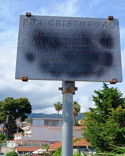 Sanremo: vandalizzata la targa per Fra Cristoforo a San Martino, i residenti chiedono un intervento (Foto) Sanremo: vandalizzata la targa per Fra Cristoforo a San Martino, i residenti chiedono un intervento (Foto)