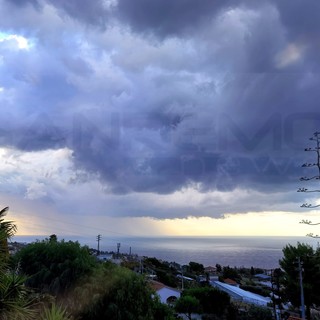 Tuoni e fulmini nel pieno dell'allerta gialla ma solo nell'entroterra e scarse precipitazioni: rischio temporali fino all'una