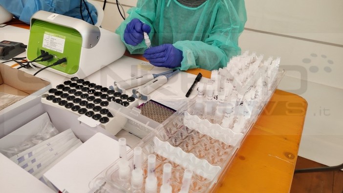 Il punto tamponi all'esterno dell'Ariston