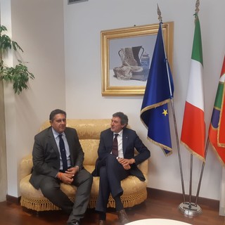 Regione: Toti incontra il presidente dell'Abruzzo Marsilio "Disponibilità ad affrontare tematiche su gestione, sviluppo e promozione dei territori" Regione: Toti incontra il presidente dell'Abruzzo Marsilio "Disponibilità ad affrontare tematiche su gestione, sviluppo e promozione dei territori"