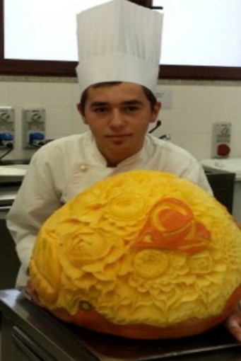 Nel Ponente Ligure il giovane rumeno Toth Mihai, i conferma giovane promessa nell’intaglio della frutta e nella lavorazione del cioccolato Nel Ponente Ligure il giovane rumeno Toth Mihai, i conferma giovane promessa nell’intaglio della frutta e nella lavorazione del cioccolato