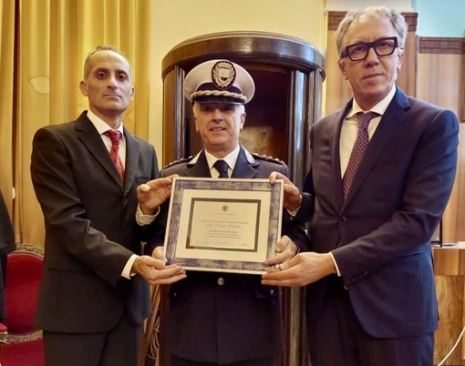 La consegna della targa in consiglio comunale