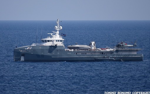 Sanremo: ieri in rada un 'Tender' davvero speciale, ecco il '6711', barca d'appoggio del 'Radiant' Sanremo: ieri in rada un 'Tender' davvero speciale, ecco il '6711', barca d'appoggio del 'Radiant'