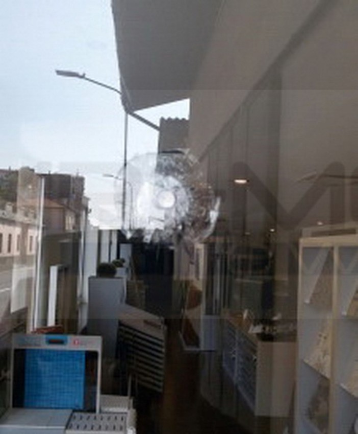 Camporosso: tentato furto ieri sera alla 'Freno ceramiche', il vetro anti sfondamento blocca i malviventi