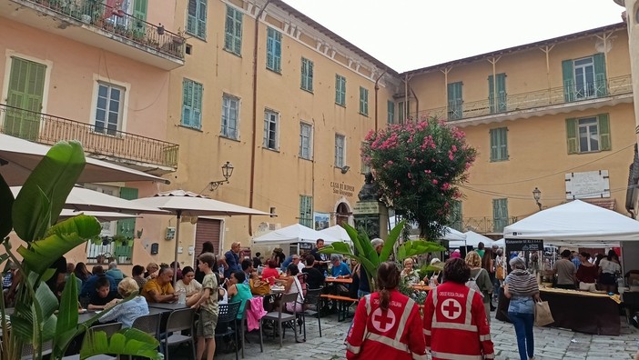 Eccellenze locali, degustazioni e musica: a Bordighera torna 'Un Paese di Sapori'