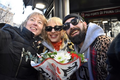 Un fiore in sospeso da donare a qualcun altro: i Coma Cose incontrano i fan nel cuore di Sanremo (Foto e Video)